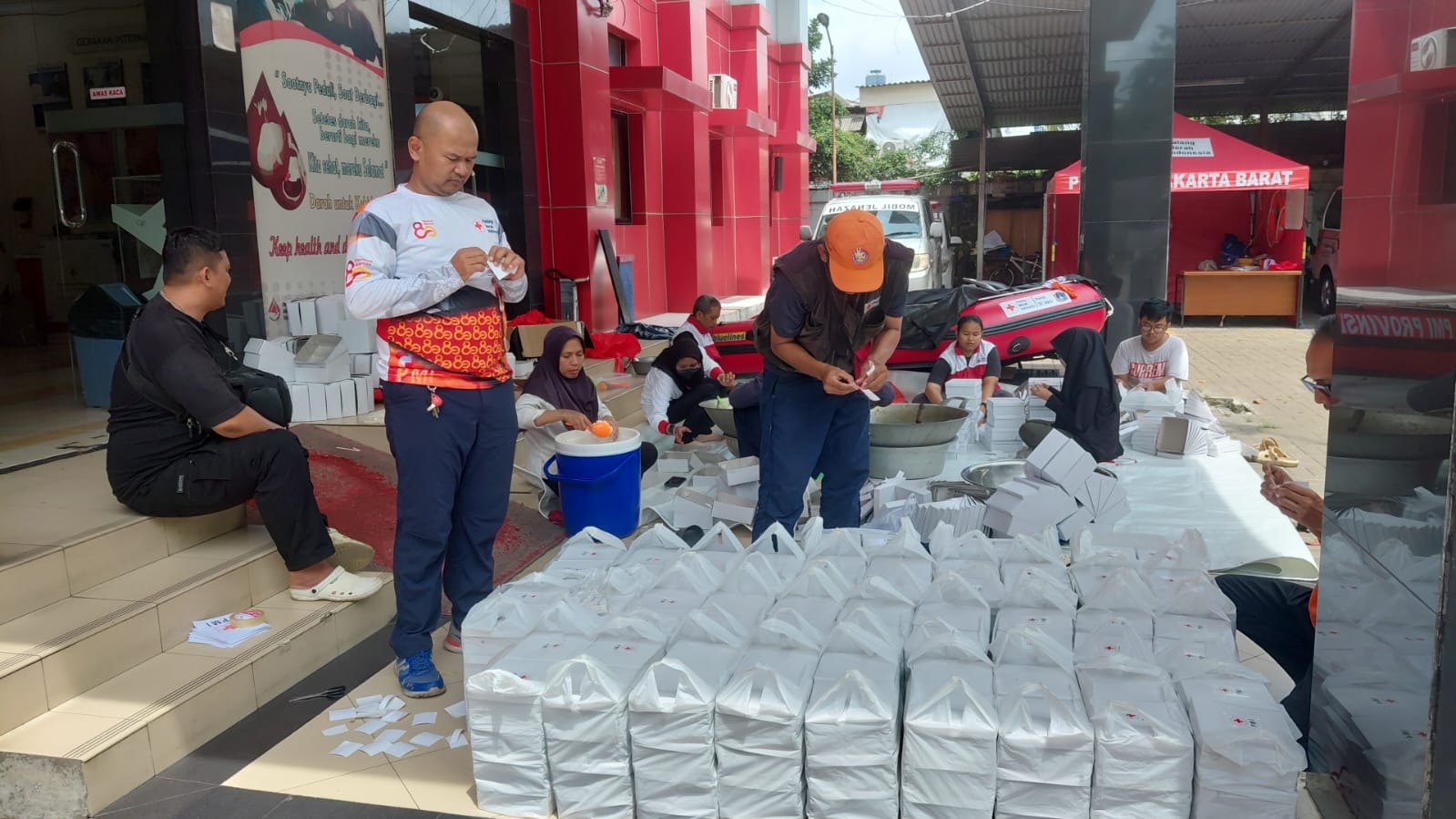 PMI Jakarta Barat Mendirikan Dapur Umum untuk Salurkan 515 Box Makanan Siap Saji ke Wilayah Terdampak